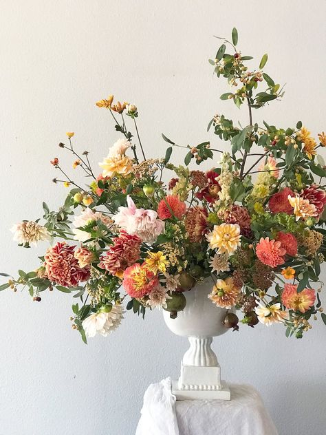 How to Create a Large-Scale, Foam-Free Summer Floral Arrangement Kitchen Bouquet, Tall Floral Arrangements, Urn Arrangements, Summer Flower Arrangements, Late Summer Flowers, Large Floral Arrangements, Large Flower Arrangements, Fall Floral Arrangements, Church Flowers