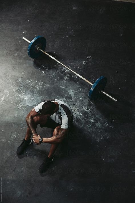 Young, fit black man recovering after training hard in fitness gym - lifting weights by Rob and Julia Campbell for Stocksy United Fotografia Crossfit, Crossfit Photography, Fitness Studio Training, Gym Photoshoot, Transformation Fitness, Gym Photography, Basketball Nike, Gym Poster, Muscle Abdominal