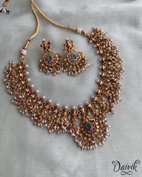 Desi Vibes, Neck Pieces Jewelry, Antique Necklaces Design, Gold Items, Indian Bridal Jewelry Sets, Fancy Jewelry Necklace, Bridal Jewellery Design, Antique Jewellery Designs, Jewelry Set Design