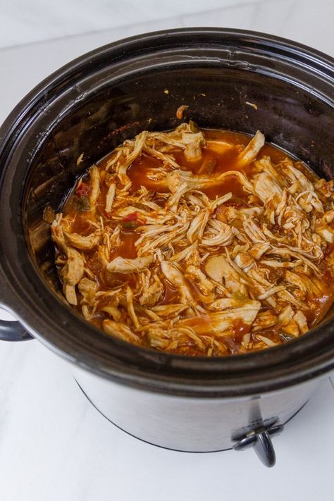 Tender moist Mexican shredded chicken made super easy in the crock pot or slow cooker. These Crock Pot Chicken Tacos are perfect for any taco bar party or taco Tuesday dinner. Chicken Taco Bar Party, Mexican Restaurant Shredded Chicken, Mexican Food Buffet Ideas Party, Tacos For A Crowd Parties, Taco Bar Party Buffet, Taco Bar Ideas Buffet, Mexican Food For A Crowd, Taco Potluck, Tacobar Party