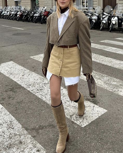 Beige Mini Skirt Outfit, Brown Boots Outfit Fall, Skirt And Cowboy Boots Outfit, Rich Girl Vibes, Cropped Blazer Outfit, Office Skirt Outfit, Outfit Cowboy Boots, Gucci Gloves, Suede Skirt Outfit