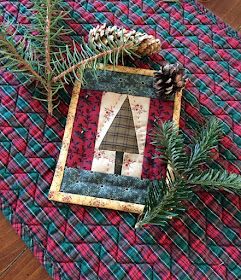 Christmas Crafts Sewing, Tree Quilt Block, Christmas Mug Rugs, Small Quilt Projects, Christmas Tree Quilt, Mug Rug Patterns, Fabric Postcards, Quilted Ornaments, Christmas Wall Hangings