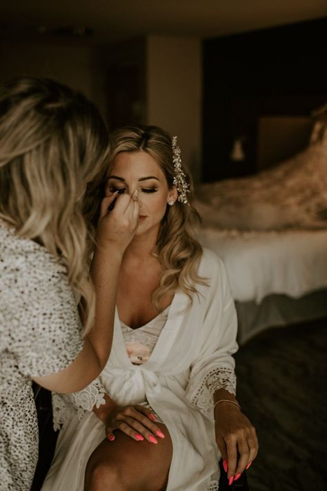 Morning Wedding Pictures, Bride Photoshoot Getting Ready, Wedding Picture Ideas Bride Getting Ready, Bride Wedding Morning, Morning Of Wedding Photography, Must Have Wedding Photos Getting Ready, Bride Picture Ideas Getting Ready, Morning Of Wedding Pictures, Prom Get Ready Photos