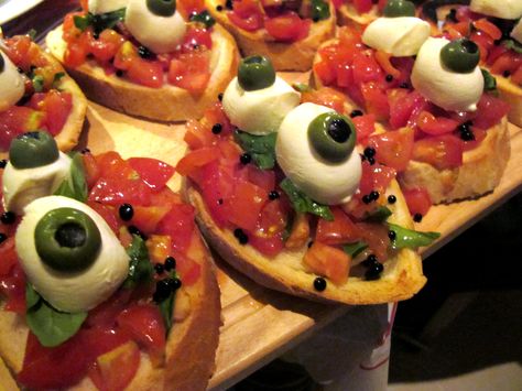 Eyeball Bruschetta Bruschetta Halloween, Halloween Bruschetta, Halloween Cocktail Party, Halloween Buffet, Halloween Breakfast, Halloween Food Appetizers, Healthy Halloween Treats, Fun Halloween Food, Halloween Party Dinner