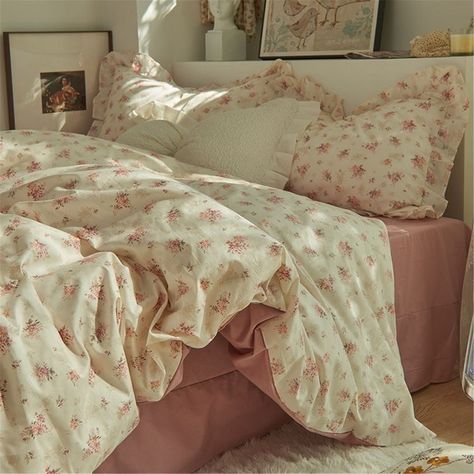 Floral Bedding Pink, Cottage Core Bedroom Aesthetic Pink, Light Pink Room Aesthetic Vintage, Cottage Core Pink Room, Girly Bedsheets, Dainty Floral Bedding, Cozy Aesthetic Bedroom Vintage, Pink Floral Bed Sheets, Warm Bedding Ideas