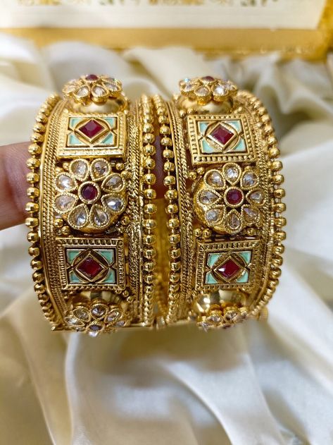 Polki Bangles, Kundan Bangles, Art Jewelry Design, Multiple Outfits, Bracelet Simple, Gold Ring Designs, Wedding Jewelry Bracelets, Antique Diamond, Wedding Bracelet