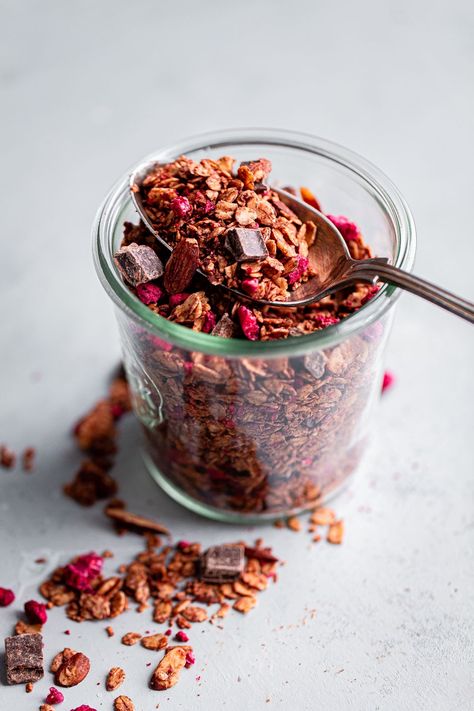 Chocolate Chunk Raspberry Granola (Easy Gluten Free Granola Recipe) - A Beautiful Plate Granola Maison Healthy, Gluten Free Granola Recipe, Chocolate Granola Recipe, Raspberry Granola, Keto Granola, Gluten Free Granola, Freeze Dried Raspberries, Chocolate Granola, Dried Raspberries