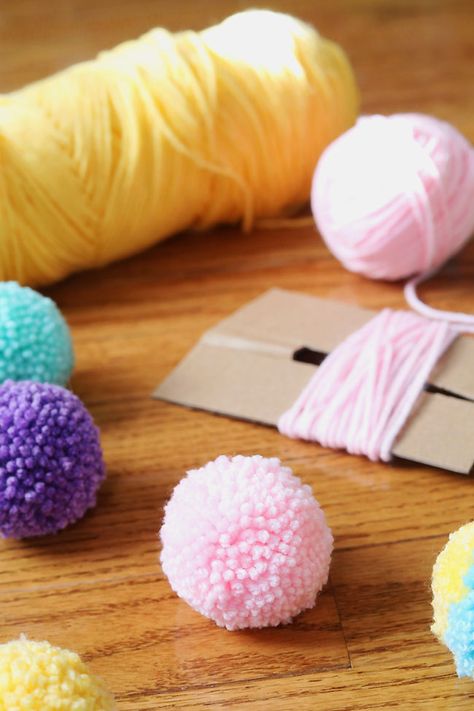 Pom Pom Creatures, Easy Pom Pom Crafts, Fluffy Accessories, Diy Yarn Pom Pom, Pom Pom Tutorial, Loom Knit Hat, Pom Crafts, Diy Pom Poms, Pom Pon