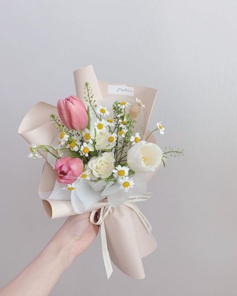 Pretty Simple Bouquet, Cute Flower Bouquets Simple, Small Wrapped Bouquet, Tiny Bouquet Of Flowers, Small Graduation Bouquet, Small Floral Bouquet, Small Flower Bouquet Aesthetic, Bouquet Graduation Ideas, Cute Small Flower Bouquet