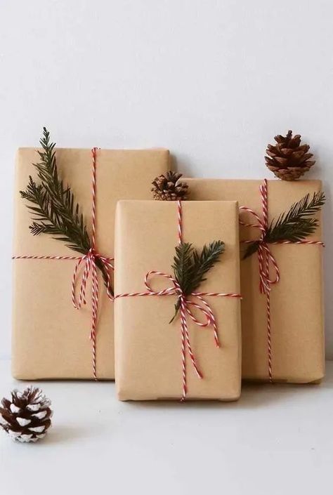 40+ Kraft Paper Christmas Gift Wrapping Ideas - HubPages Christmas Gift Wrapping Diy, Brown Paper Wrapping, Wrapping Paper Crafts, Gift Card Craft, Gift Wrapping Inspiration, Kraft Paper Wrapping, Holiday Wrap, Cotton Crafts, Diy Gift Wrapping