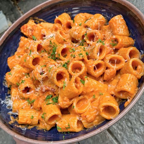 Rigatoni With Vodka Sauce, Vodka Rigatoni, Spicy Rigatoni, Spicy Pasta Recipes, Rigatoni Recipe, Vodka Sauce Recipe, Vodka Sauce Pasta, Rigatoni Recipes, Spicy Pasta