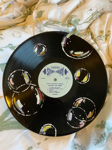 Aesthetic Vinyl Painting, Record Decoration Ideas, Painting Ideas Record, Aesthetic Record Painting, How To Paint Vinyl Records, Painting Ideas On Objects, Crafts With Records, Paint On Records Vinyls, Painted Headphones Diy