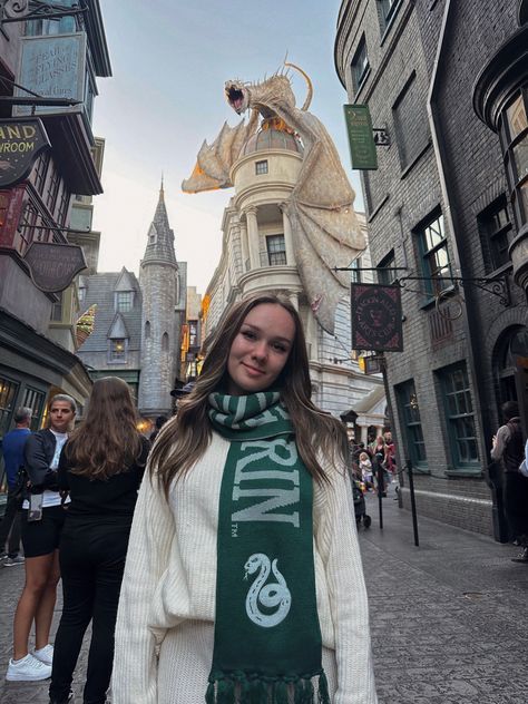 Slytherin Universal Outfit, Harry Potter Universal Photos Ideas, Universal Studios Orlando Christmas Outfit, Orlando Florida Outfits Winter, Harry Potter Universal Studios Outfit, Harry Potter Park Outfit, Universal Studios Orlando Outfit Ideas, Universal Orlando Aesthetic, Universal Photo Ideas