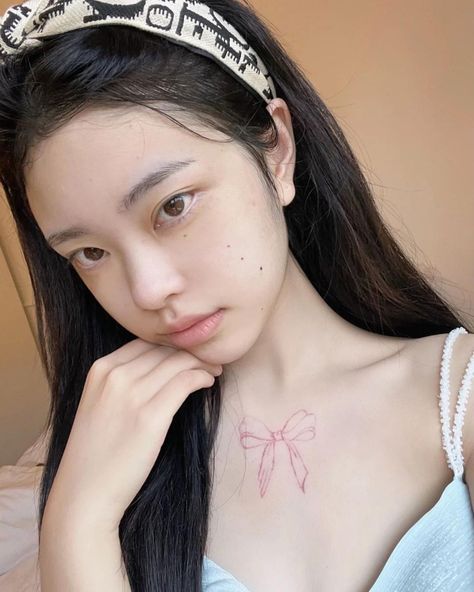 zhou xianxianye weibo/ig: @faaaariii_ Faaaariii on RED: @周仙仙耶 China Girl, Lotus Flower Tattoo, Behind Ear Tattoo, Face Claims, Girl Tattoos, Flower Tattoo, Pretty People, Pearl Earrings, Nose Ring