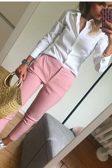 Have you seen this combination again? new cozy arrivals now #shopable ! credits: unknown👑 Pink Monday, Office Casual Outfit, Pink Pants, Casual Work Outfits, Looks Chic, Pink Outfits, Work Outfits Women, Professional Outfits, Business Casual Outfits