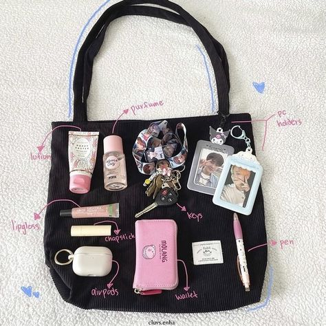 Whats Inside My Bag Aesthetic, Inside Bag Aesthetic, Kpop Bag Aesthetic, Bag Black Aesthetic, What’s In My Purse, What's In My Bag Aesthetic, In My Bag Aesthetic, Kpop Bag, Mochila Kpop