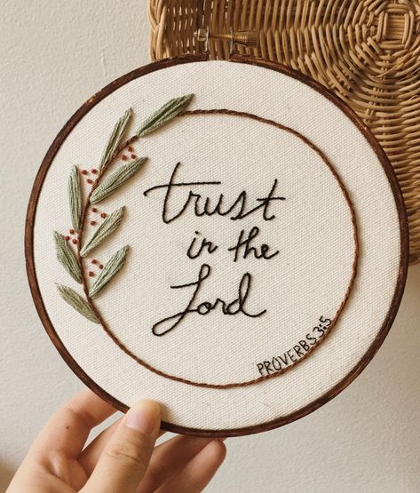 Cross Embroidery Patterns, Christian Embroidery, Embroidery Hoop Wall, Embroidery Hoop Wall Art, String Crafts, Trust In The Lord, Handmade Sewing, Embroidery Hand, Handmade Embroidery Designs