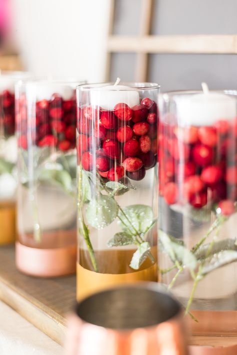 Create this gorgeous Cranberry Holiday Centerpiece using just a few craft supplies and easily transition from Thanksgiving to Christmas. Bougie Diy, Cranberry Centerpiece, Party Centerpieces Diy, Thanksgiving Centerpieces Diy, Cranberry Candles, Edible Centerpieces, Thanksgiving Candles, Pastas Recipes, Floating Candle Centerpieces