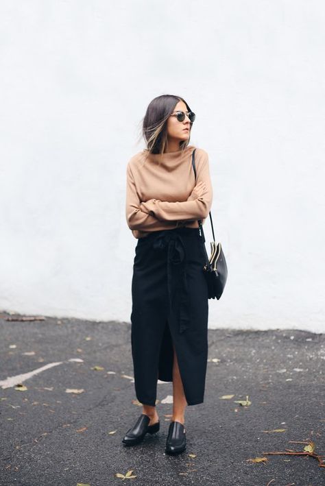 @redreidinghood www. Minimal Style Outfits, Minimal Stil, Minimalist Moda, Minimalist Street Style, Casual Chic Outfits, Easy Style, Looks Street Style, Neutral Outfit, Carrie Bradshaw