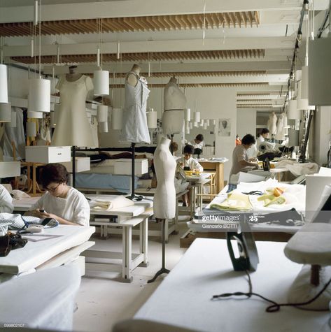 News Photo : Atelier de couture chez Courrèges, circa 1960 à... Atelier Interior, Design Studio Workspace, Fashion Dream Job, Sewing Factory, Fashion Designer Studio, Sewing Room Design, Sewing Studio, Studio Space, 가을 패션