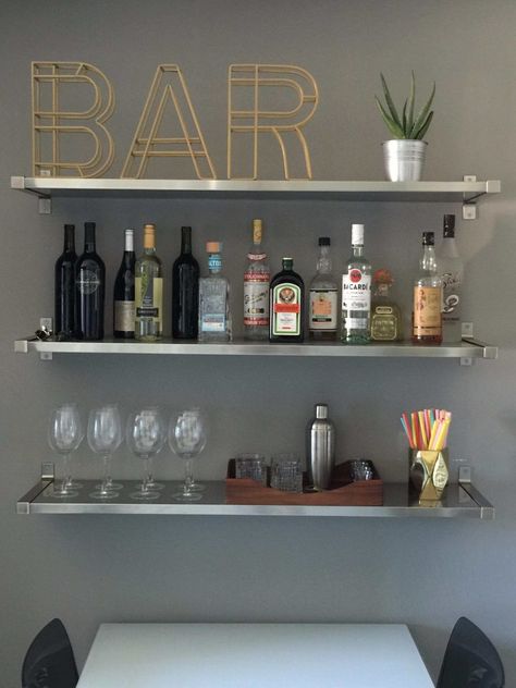 Apartment Bar, Bar Deco, Small Space Hacks, Koti Diy, Apartment Hacks, Bar In Casa, Apartments Decorating, College Decor, Apartment Organization