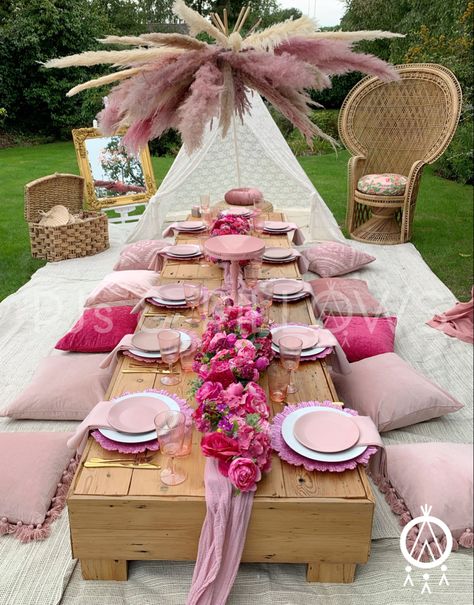 Cute Pink Picnic Ideas, Boho Brunch Birthday Party, Pink Boho Picnic Party, Boohoo Picnic Set Up, Boho Birthday Picnic, Pink Boho Birthday Party, Mama Mia Themed Picnic, Boho Picnic Set Up, Pink Luxury Picnic