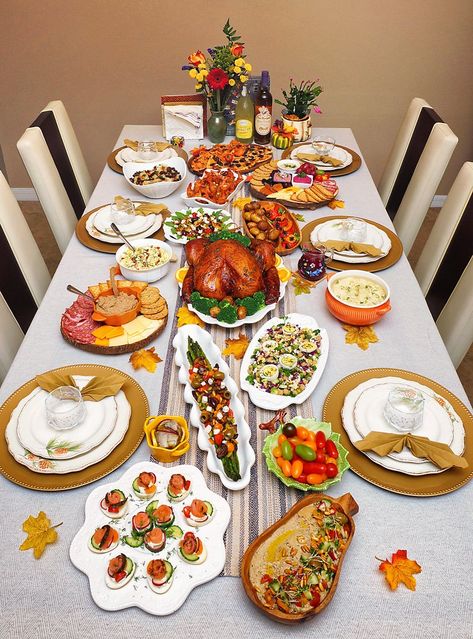 Dinner Table Food Ideas, Many Food On The Table, Food Table Christmas, Christmas Food Table Ideas, Dinner Presentation Ideas, Christmas Dinner Table With Food, Thanksgiving Table Settings With Food, Christmas Food Presentation, Christmas Table With Food