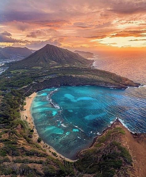 @hawaii_passion sur Instagram : ▪ Formed within a volcanic cone, today Hanauma Bay offers a pristine marine ecosystem that allow visitors an amazing place to snorkel… Hawaii Adventures, Hanauma Bay, Marine Ecosystem, Travel Around Europe, Hawaii Life, Dream Trip, Paradise On Earth, Cool Countries, Best Places To Travel