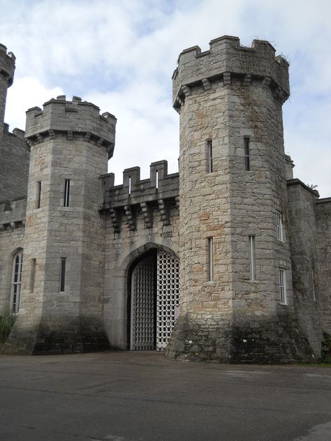 Castle Turret, Castle Fortress, Julie Garwood, Castle House Design, Welsh Castles, Modern Castle, Small Castles, Castle Gate, Castle Home