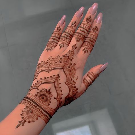 Henna Tattoo Design, Indian Henna Designs, Henna Designs Back, Henne Tattoo, Henna Flower Designs, Cute Henna Designs, Inai Pengantin, Tattoos Henna, Henna Style Tattoos