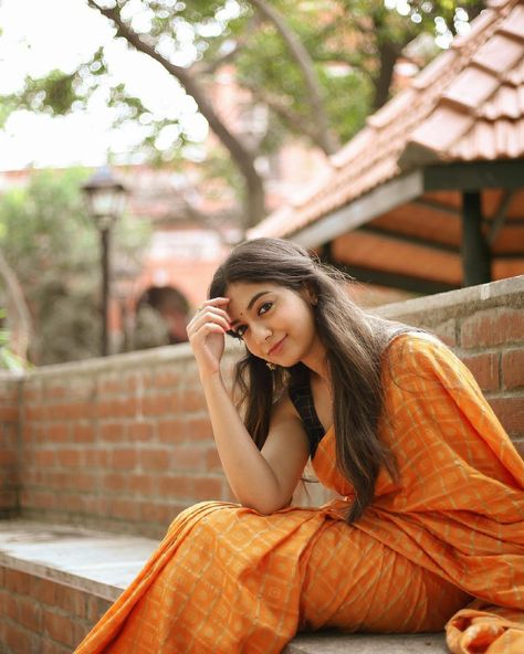 Onam Photoshoot Ideas, Athmika Sumithran, Stylish Saree, Saree Hairstyles, Sisters Photoshoot Poses, Dark Beauty Photography, Saree Poses, Indian Photoshoot, Saree Photoshoot