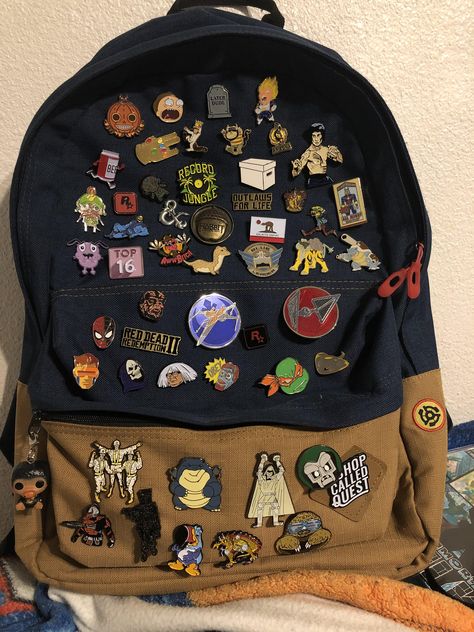 Backbags For College, Backpack With Pins And Patches, Backpack With Pins Aesthetic, Pin Bags Ideas, Backpacks With Pins, Pins On Backpack Aesthetic, Pins On Bag, Bookbag Aesthetic, Patches On Backpack