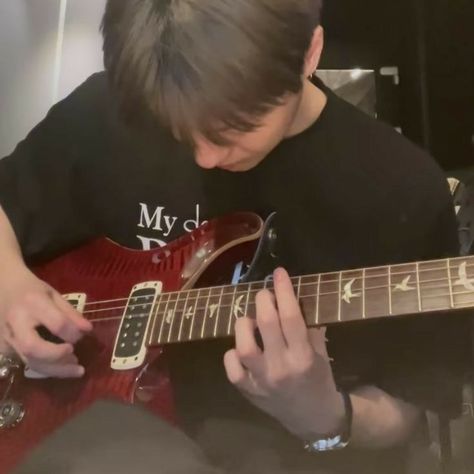 Guitarist Photography, Guitar Guy, Guitar Boy, Aesthetic Boy, Boys Playing, Music Aesthetic, Music Guitar, Ulzzang Boy, Korean Men