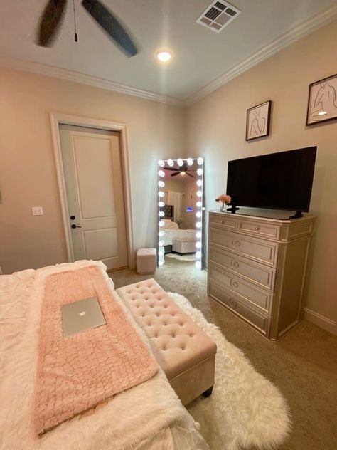 Dream Room Ideas, Bedroom Ideas For Small Rooms Diy, Hello Kitty Room, Bedroom Ideas For Small Rooms Cozy, Modern Apartment Living Room, Decorated Room, Kitty Room, White Room Decor, Bedroom Ideas For Small Rooms