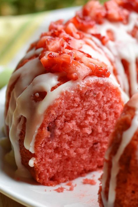 Strawberry Pie Cake Recipe, Strawberry Cake With Glaze, Tube Pan Cakes, Strawberry Jello Bundt Cake, Strawberry Gelatin Cake, Super Moist Bundt Cake Recipes, Easy Strawberry Pound Cake, Strawberry Pound Cake With Jello, Strawberry Pound Cake Recipes Moist