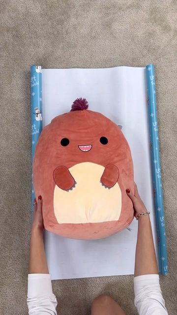 LENNIA (Folding Queen 👑) on Instagram: "How to gift wrap an oversized squishmallow (20 inches) #wrappinghack #wrappingpresents #giftwrapping" Stuffed Animal Gift Wrapping Ideas, Wrapping Stuffed Animals How To, Gift Wrap Stuffed Animal, How To Wrap Stuffed Animals Gift, How To Wrap A Stuffed Animal Present, Wrapping A Stuffed Animal, How To Wrap A Soft Toy, How To Wrap Plushies, How To Wrap A Squishmallow