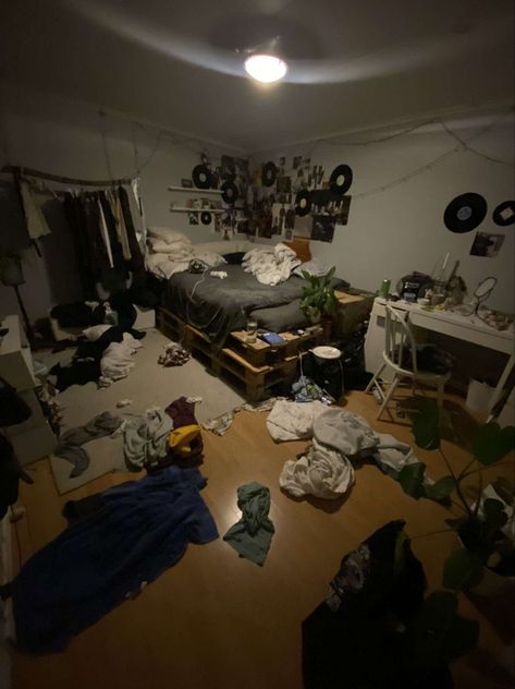 Messy Basement Aesthetic, 0.5 Room Pictures, Grunge Room Messy, Messy College Dorm Aesthetic, Messy Apartment Aesthetic Grunge, Messy Dorm Room Aesthetic, Messy Room Ideas, Gross Bedroom, Messy Boy Aesthetic