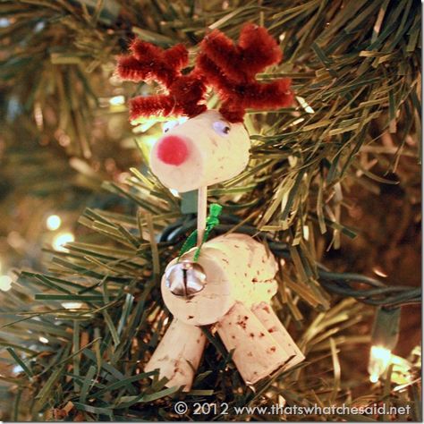 DIY:: So Cute ! Hanging Rudolph Ornament Saturday Christmas, Cork Reindeer, Wine Cork Crafts Christmas, Nautical Christmas Ornaments, Wine Cork Christmas Tree, Cork Crafts Christmas, Cork Christmas Trees, Wine Cork Ornaments, Cork Ornaments