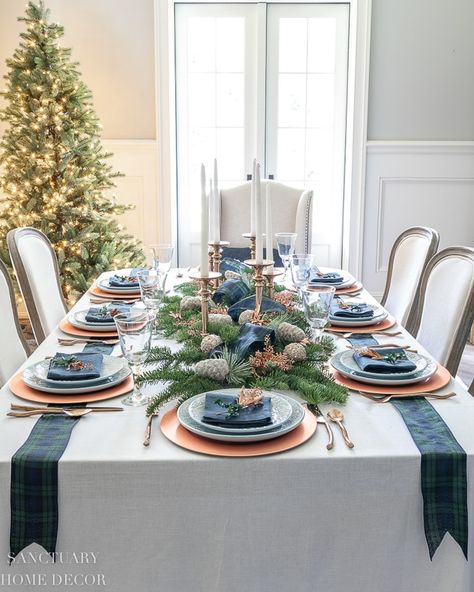 Southern Christmas Decor Traditional, Pantry Designs, Sanctuary Home Decor, Copper Pumpkins, Sanctuary Home, Centerpiece Christmas, Christmas Dining Table, Tafel Decor, Christmas Dinner Table