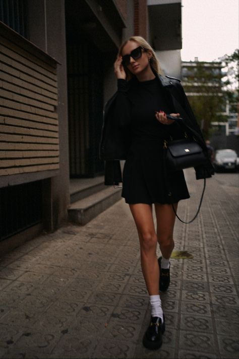 Black outfit, high loafers, white socks, mini black skirt, fashion Business Outfit With Loafers, White Mini Dress Winter Outfit, Stockings And Socks Outfit, Mini Skirt For Work, Skirt Tights Loafers Outfit, Work Mini Skirt Outfit, Loafers And Mini Skirt Outfit, Black Loafers Dress Outfit, Socks And Skirt Outfit