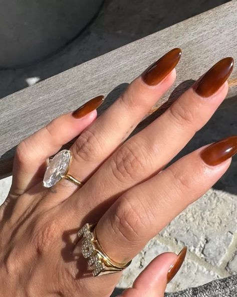 Chocolate Brown Nails are the New Black This Fall Hailey Bieber Nails, Dior Nail Polish, Bieber Nails, Essie Nail Colors, Chanel Nails, Nail Color Trends, Fall Manicure, Pearl Nails, Nail Swag