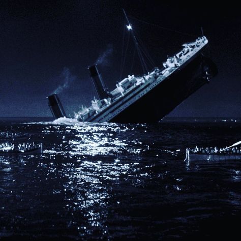 Ships Sinking, Titanic Ship Sinking, Titanic Boat, Titanic Art, Titanic Photos, Titanic Sinking, Sinking Ship, Ship Pictures, Titanic History