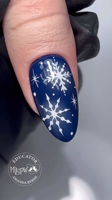 Snow Nail Art, Snowflakes Tutorial, Snowflake Tutorial, Pumpkin Nail Art, Snow Nails, Pumpkin Nails, Winter Inspo, Painted Nail Art, Snowflake Nails