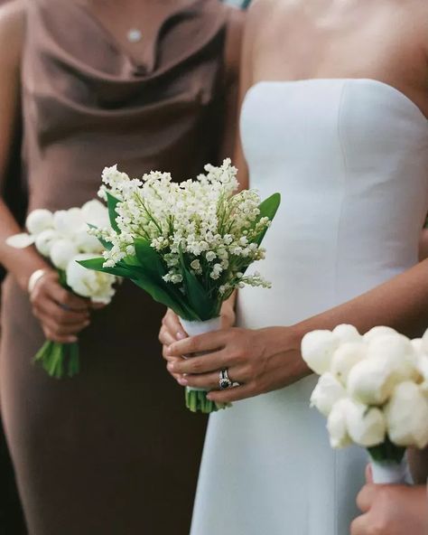 Bouquet Wedding Classic, Small Lily Of The Valley Bouquet, One Flower Bridal Bouquet, Brides And Bridesmaids Bouquets, Small Elegant Wedding Bouquet, Wedding Flowers Lily Of The Valley, Minimalistic Bride Bouquet, Wedding With Minimal Flowers, Lilies Of The Valley Bouquet