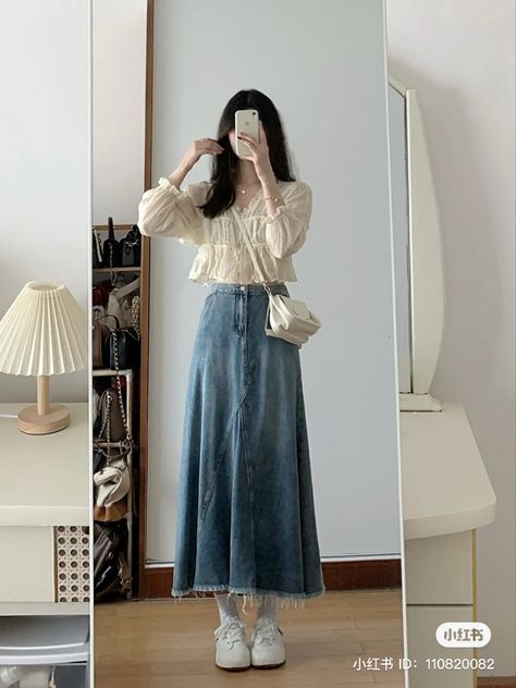 Pinterest Dress Outfits, Long Loose Skirt Outfit, Pear Fashion Outfits, Jeans Skirt Outfit Korean, Long Casual Skirt Outfits, Dreamy Clothes Aesthetic, Japan Skirt Outfit, Long Skirt Outfits Korean Style, Modest Dresses Casual Elegant