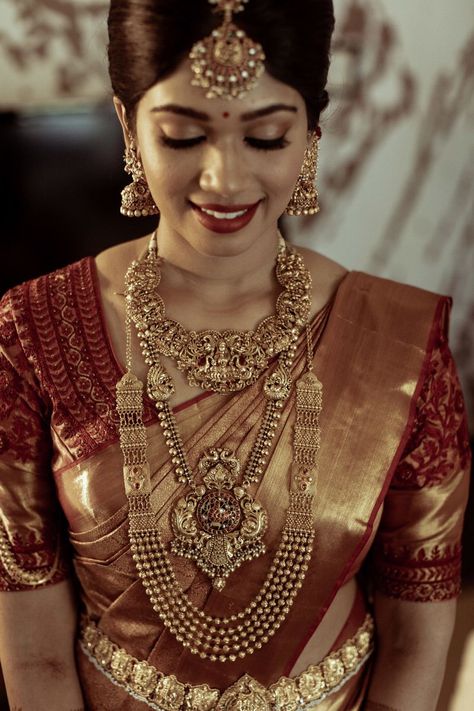 Photo of gold bridal look with layered temple necklaces Kerala Wedding Saree, South Indian Wedding Saree, South Indian Bride Saree, South Indian Bridal Jewellery, Red Sari, Kerala Bride, Bridal Sarees South Indian, Indian Bridal Sarees, Sari Design