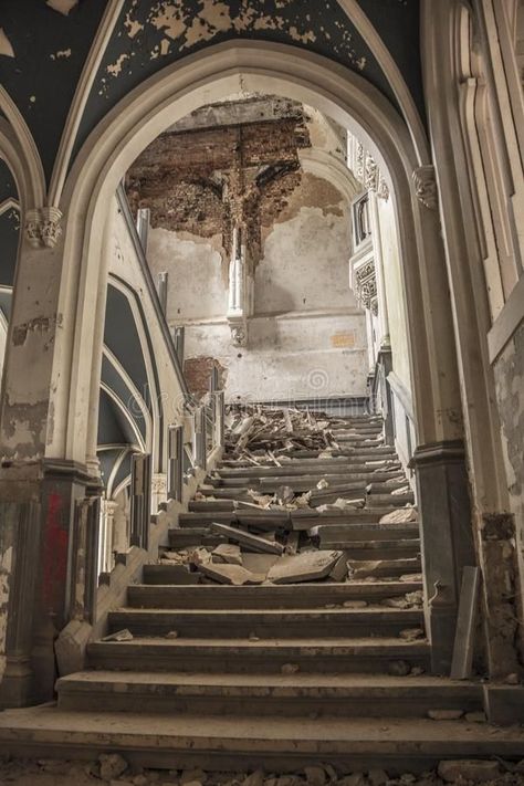 Abandoned Castles Interior, Gothic Castle Interior, Castle Staircase, Castle Core, Castles For Sale, God Emperor, Castle Photo, Medieval Princess, Game Aesthetic