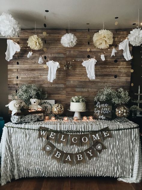 Foto Gender Reveal, Décoration Baby Shower, Baby Shower Decorations Neutral, Baby Shower Boho, Classy Baby Shower, Idee Babyshower, Deco Champetre, Boy Baby Shower Ideas, Cowboy Baby Shower