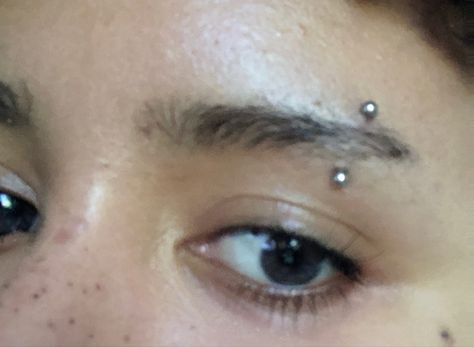 Silver Eyebrow Piercing, Eyebrow Piercings Aesthetic, Brow Piercing Aesthetic, Tiny Eyebrow Piercing, Star Eyebrow Piercing, Eyebrow Piercing Scar, Eyebrow Percinings, Girl Eyebrow Piercing, Piercing Aesthetic Face