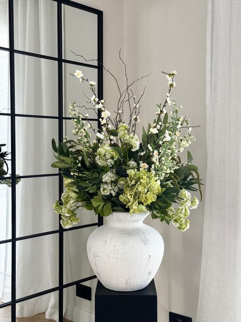 Modern Dining Centerpiece, Large Floral Arrangements Entrance, Kitchen Floral Arrangements, Big Vase With Flowers, Bowl Arrangements, Flower Arrangements For Home, Dining Centerpiece, Flower Vase Design, Modern Arrangements